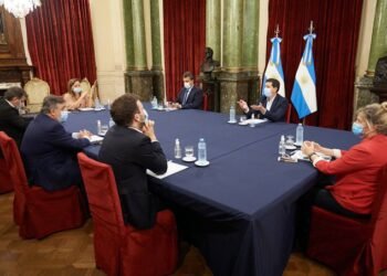 El Gobierno convocó a la oposición a conformar una comisión de seguimiento de la pandemia