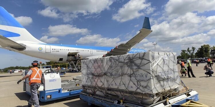 Llega hoy de Moscú el vuelo que trae el reactivo para fabricar la Sputnik y más dosis de esa vacuna