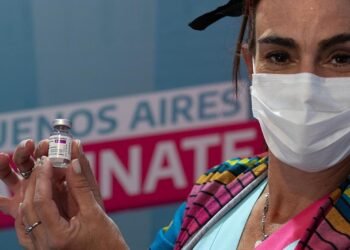 Carlos Bianco: “La única, genuina y verdadera libertad es la vacuna”