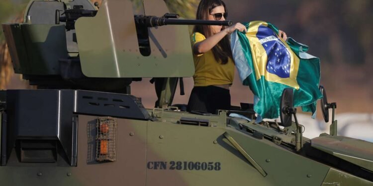 Ante una multitud, Jair Bolsonaro amenazó con descabezar la Justicia: “Ese poder puede sufrir aquello que no queremos que ocurra”