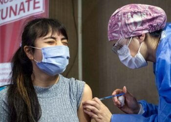 Los egresados podrán irse de viaje solo con las dos dosis de la vacuna