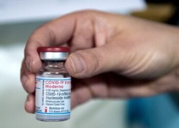La vacuna Moderna puede causar problemas cardíacos, aunque sin complicaciones graves