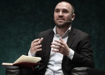 Guzmán irá a la CGT para analizar la negociación con el FMI