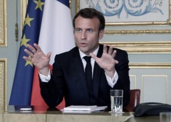 Media sanción en Francia para implementar el pasaporte de vacunación