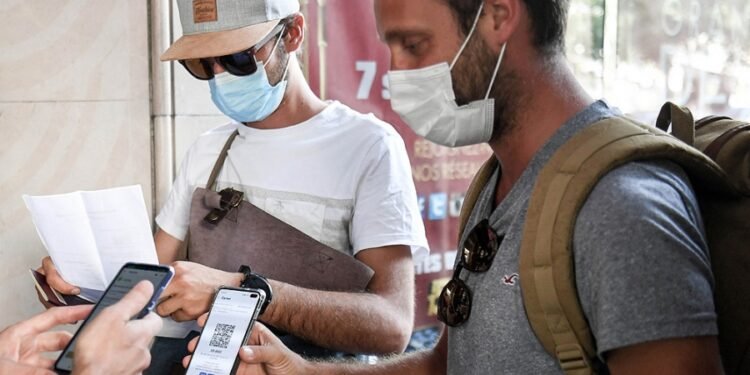 Francia: los estrechos vacunados ya no se deberán aislar y los positivos solo siete días