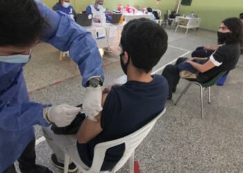 Fernández lanza la campaña de vacunación para la presencialidad plena en escuelas