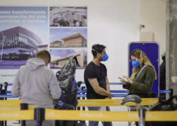 Aerolíneas Argentinas podría reprogramar sus vuelos por la suba de contagios