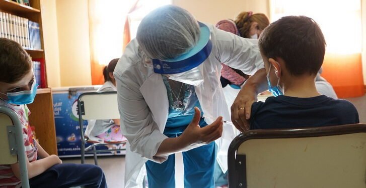Vacunarán a niños y niñas contra el Covid en 2.600 escuelas bonaerenses