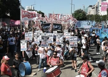 Manifestantes de organizaciones de izquierda marchan hacia Trabajo en el centro porteño
