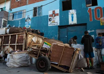 Tener trabajo no alcanza: 1 de cada 3 empleados privados en blanco es pobre