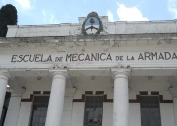 El Presidente reincorporó a diez marinos que se sublevaron en la ESMA para apoyar el regreso de Perón