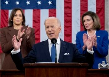 Biden dice que Putin está “más aislado que nunca” y “debe pagar” por sus acciones en Ucrania