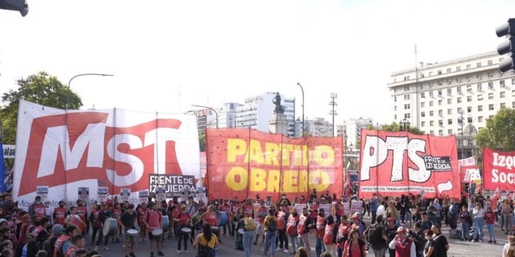 La izquierda marcha a Plaza Congreso y la CCC realiza una jornada de lucha contra el FMI
