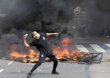 Manifestantes contra el FMI apedrearon el Congreso mientras debatían los diputados