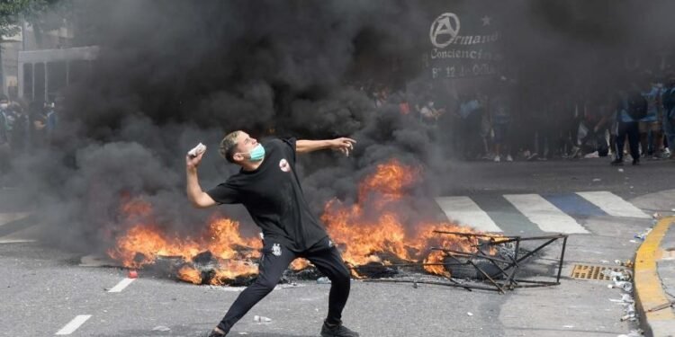 Manifestantes contra el FMI apedrearon el Congreso mientras debatían los diputados