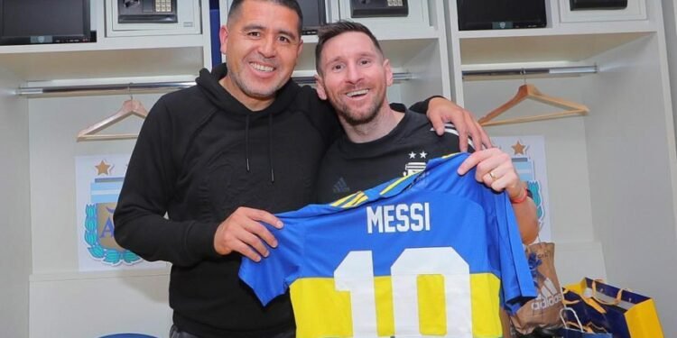 Messi posó con una camiseta de Boca que le obsequió Riquelme