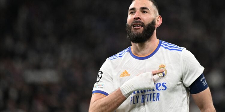 Real Madrid, con tres goles de Benzema, lo dio vuelta y eliminó al PSG de Messi