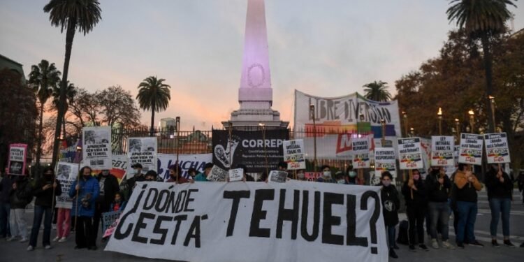 Grupos de jóvenes reclamaron por Tehuel frente al Congreso