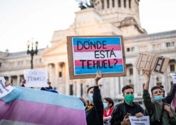 Afiches y una bandera colectiva para reclamar por la aparición de Tehuel