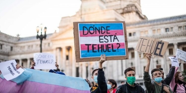 Afiches y una bandera colectiva para reclamar por la aparición de Tehuel