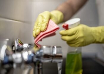 El personal de casas particulares recibirá un aumento del 30% en tres tramos