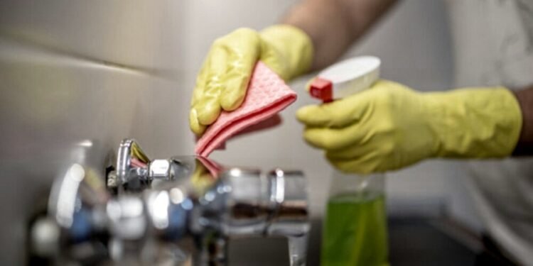 El personal de casas particulares recibirá un aumento del 30% en tres tramos