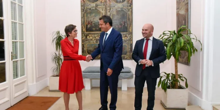 Massa se reunió con embajadores de la Unión Europea y apuntó a generar acuerdos que permitan el desarrollo sostenido de Argentina