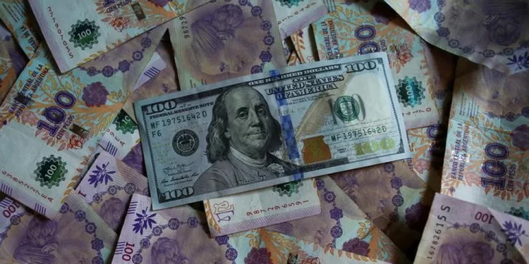 ¿Dólar tarjeta o efectivo?: Por qué se encarecieron los viajes al exterior en Semana Santa y cómo conviene pagar