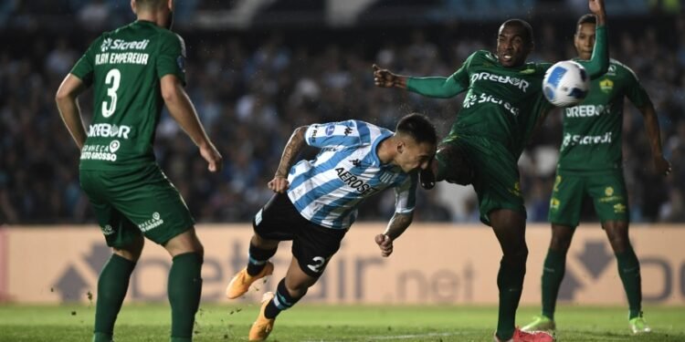 Racing volvió al triunfo ante Cuiabá en Brasil y comparte la punta con el Melgar