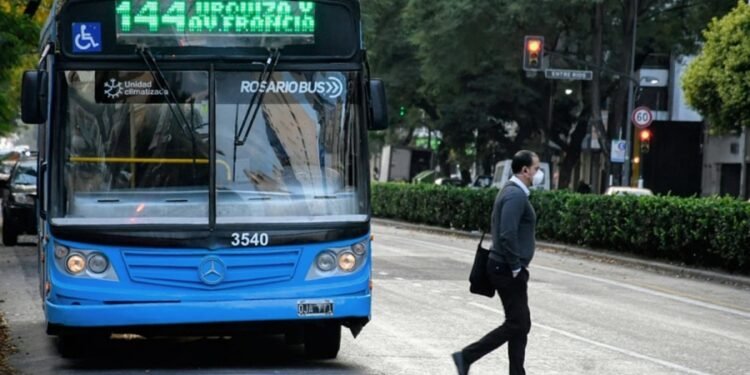 Los municipios de Rosario, Santa Fe y Córdoba subieron 17% la tarifa de colectivos