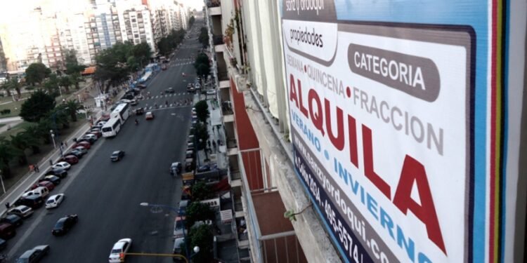 Marchan en rechazo al proyecto de reforma a la ley de alquileres que impulsa la oposición