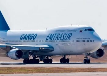 La Justicia prohibió la salida del país de los tripulantes del avión venezolano