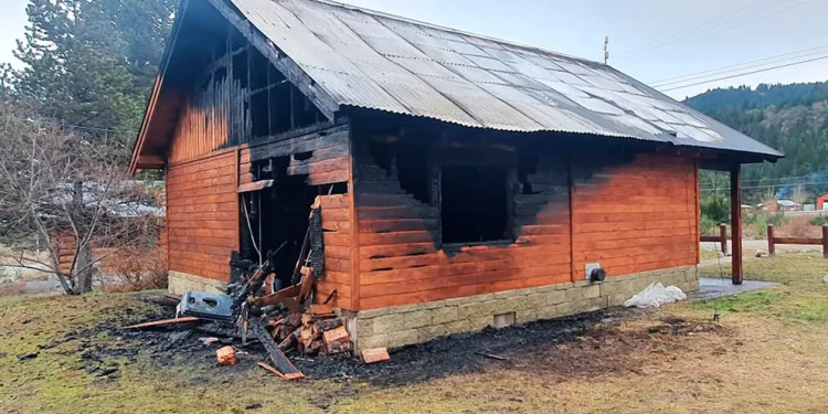 Polémica provocación en el sur: izaron la bandera mapuche en varias sedes universitarias