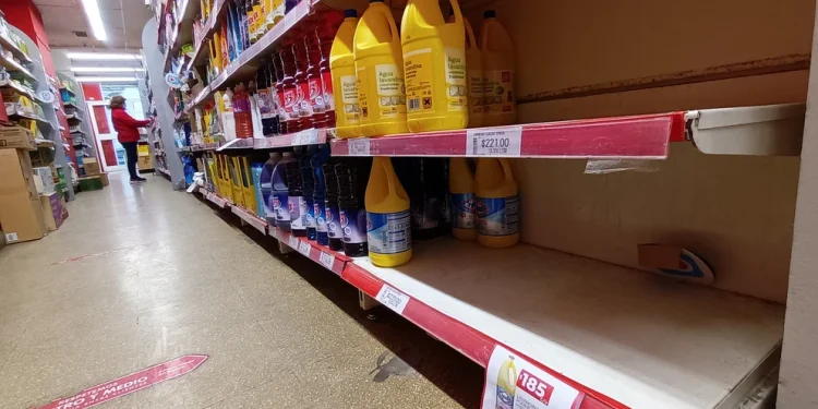 Falta de dólares: el Gobierno promete flexibilizar restricciones para evitar el desabastecimiento en las góndolas