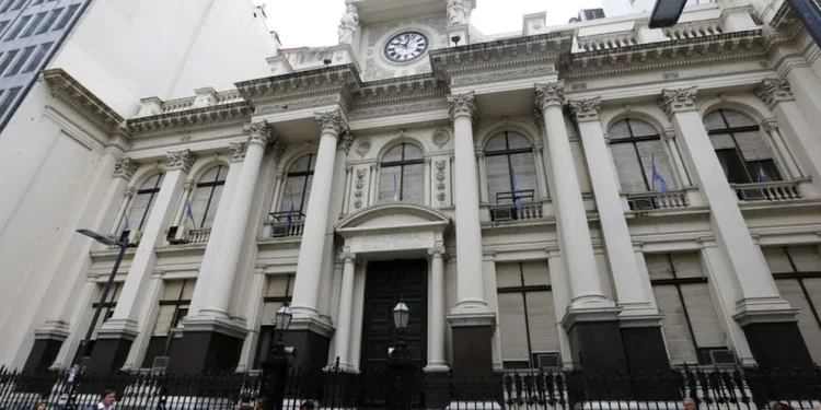 Más presión sobre el dólar y los precios: el Banco Central emitirá un billón de pesos en julio