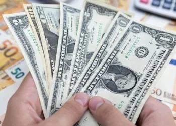 El euro volvió a caer por debajo del dólar y toca su mínimo histórico ante los temores de una crisis energética en Europa