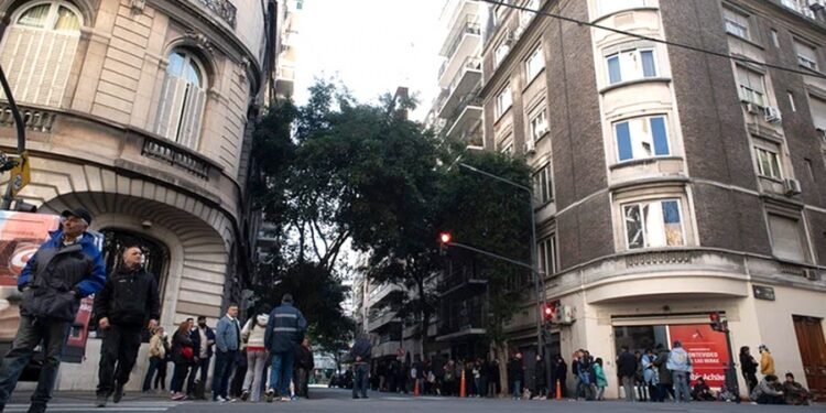 Militantes permanecen frente a la casa de la vicepresidenta Cristina Fernández