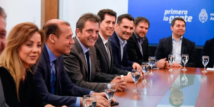 Massa anunció inversiones por USD 2.100 millones en energía y facilidades para acceder a los dólares a las empresas que aumenten la producción en Vaca Muerta