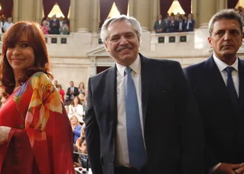 El Gobierno vuelve a poner el foco en la crisis, pero le preocupa el impacto de una condena a Cristina Kirchner