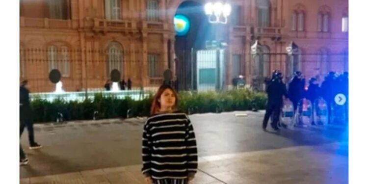 “Amor de mi vida”: así tenía Brenda Uliarte agendada a la amiga que terminó detenida por el ataque a Cristina Kirchner