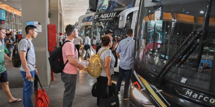 Fin de semana largo: más de 2400 vehículos por hora pasaron por el peaje de Samborombón hacia las playas bonaerenses