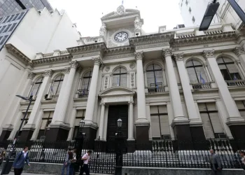 Se mantiene la demanda del dólar libre y se esperan medidas para limitar una maniobra cambiaria