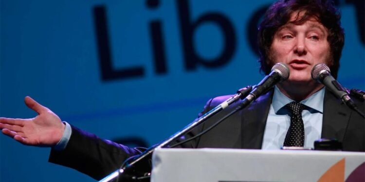 Javier Milei le respondió a Elisa Carrió: “Se siente más cómoda con los K que con nosotros”