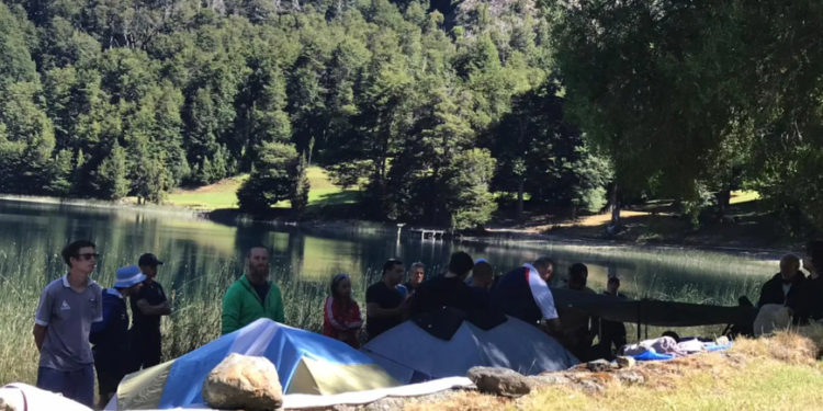 Protesta en Lago Escondido: piden que intervengan la Iglesia y el gobierno nacional para evitar hechos de violencia