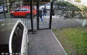 El minuto de terror de una familia asaltada: ladrones armados les robaron el auto y casi se llevan a su bebé