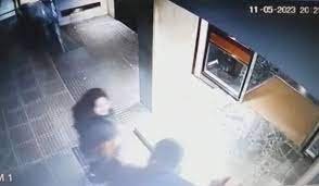 La esposa de un diplomático agredió brutalmente a la encargada del edificio porque había retado a su hija