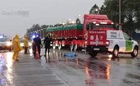 Accidente fatal en Campana: un camión volcó, chocó a un auto estacionado en la banquina y murió una nena de 9 años