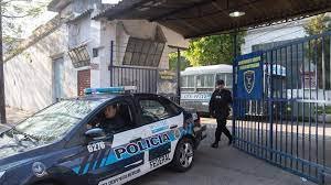 Barracas: un efectivo de la Policía Federal se atrincheró en el baño de una comisaría
