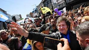 Un día de campaña con Javier Milei a días del balotaje