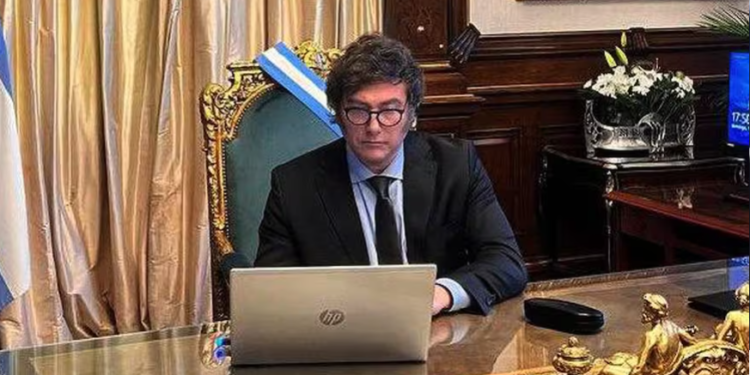 Por la cadena nacional, Milei anunciará la extensión de los períodos de prueba laborales, límites a las indemnizaciones y un recorte de gastos